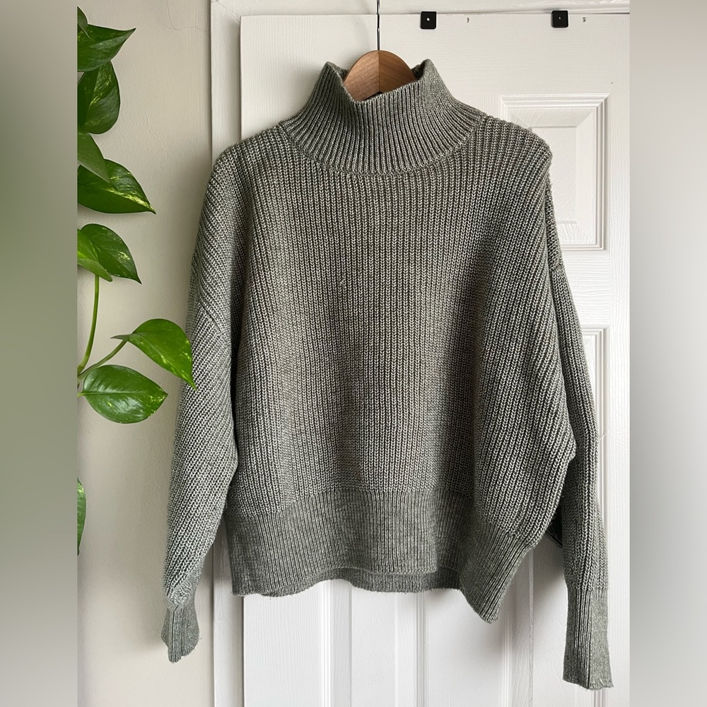 H&M Boxy sweater in soft, knit fabric with wool content. Super cozy. Size M